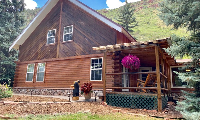 Glenwood Springs House | Authentic Large Colorado Cabin close to the Roaring Fork River! Very private
