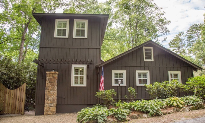 Mirror Lake Cabin | Authentic Mirror Lake Cabin, Canoe, Sleeping Loft For Families, 3 Min to Town