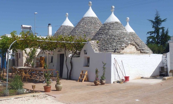 Martina Franca Cottage | Authentic trullo in a vineyard