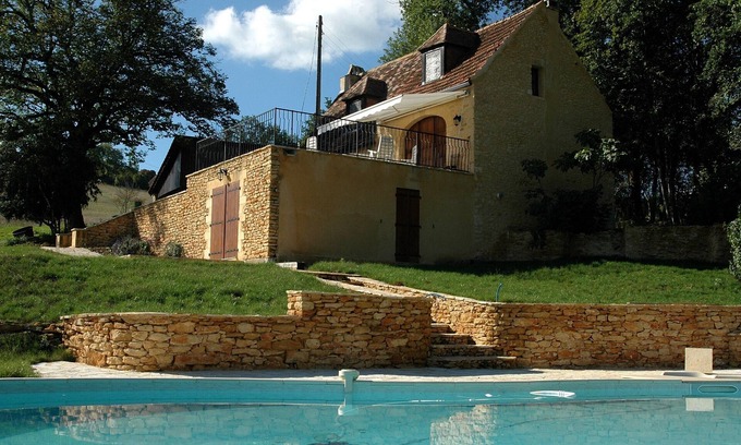 Le Bugue House | Authentiek vakantie huis met prachtig uitzicht en groot zwembad - la Benara