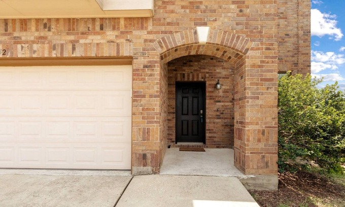 Round Rock Apartment | Autin - Family & Groups - Modern Lux