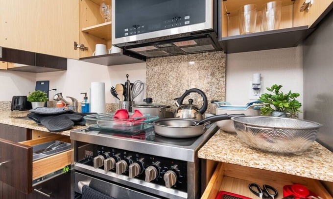 Prairie Village Apartment | Autumn Seas 1 BR Free parking Wi-Fi and Gym access