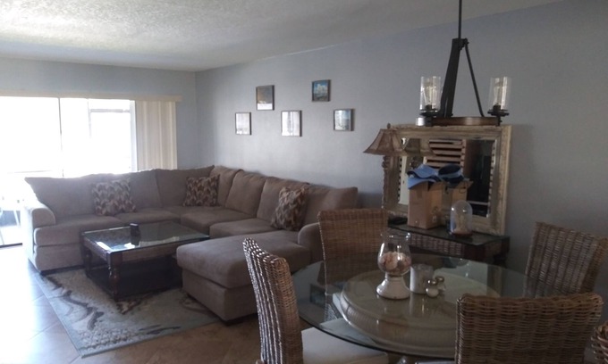 Punta Gorda Condo | AVAILABLE 1/1/24 thru 1/7/24 - Ideal Location! On the water! Walk to downtown !