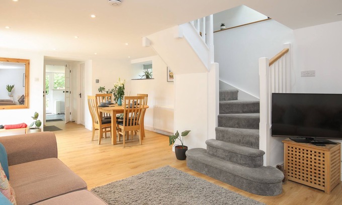 Brynrefail Cottage | AVALON - FELINHELI, family friendly, with a garden in Y Felinheli