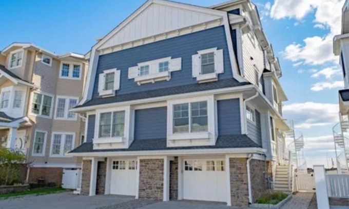 Avalon House | Avalon sunsets on the bay in this beautiful four-bedroom waterfront townhome.