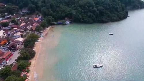 Mambucaba Boat Rental | Aventura náutica em Paraty hospedagem flutuante na cidade Veleiro Maverick