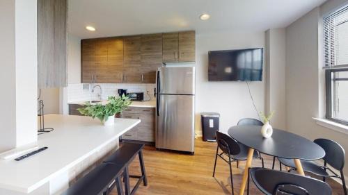 East Falls Apartment | Avenue A810 Epic 2br, Pool, Gym, Parking