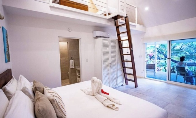 Montezuma Hotel | Aves - Bali Deluxe King - Pool View