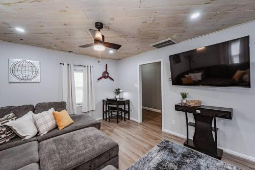 Mosby House | Aviation Haven 5 Mins to RIC, Ready for Takeoff!