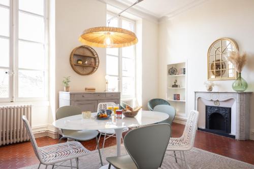 Avignon City Centre Apartment | Avignon Intra-muros, vue Palais des Papes