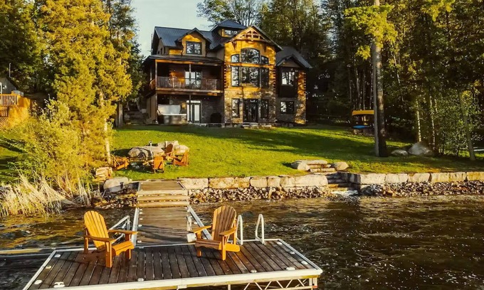 Selwyn Cottage | Award-Winning Luxury Waterfront Log Home Retreat!