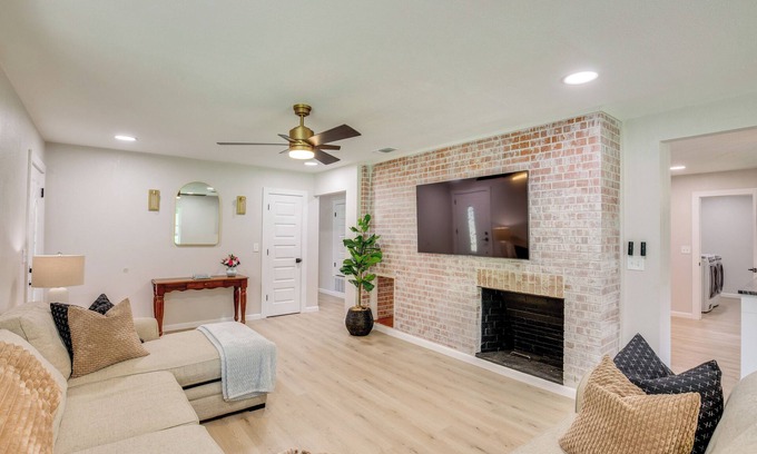 Paris House | ‘Away in Paris’ Retreat w/Workspace, 2 Mi to Dtwn