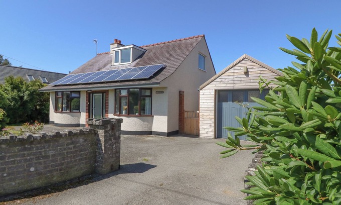 Elim Cottage | AWELFRYN, family friendly, character holiday cottage in Llanddeusant