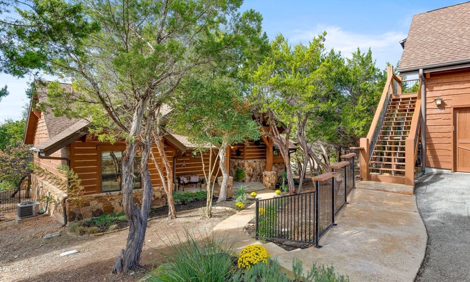 Leander Cottage | Awesome 3BR/2BA Cottage at Hollows Resort, Beach Club, Marina, Pools, Fitness (Pet Friendly)