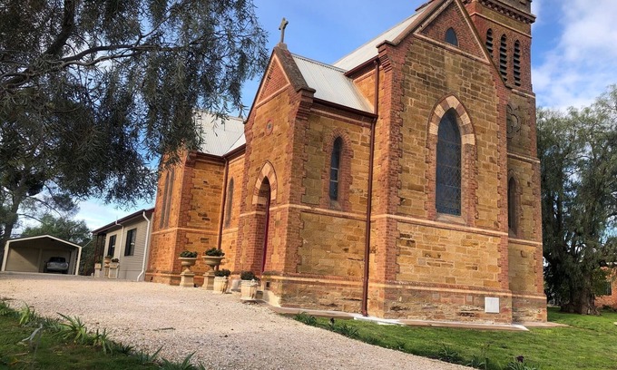 Saddleworth House | Awesome church with modern 2 bedroom house attached