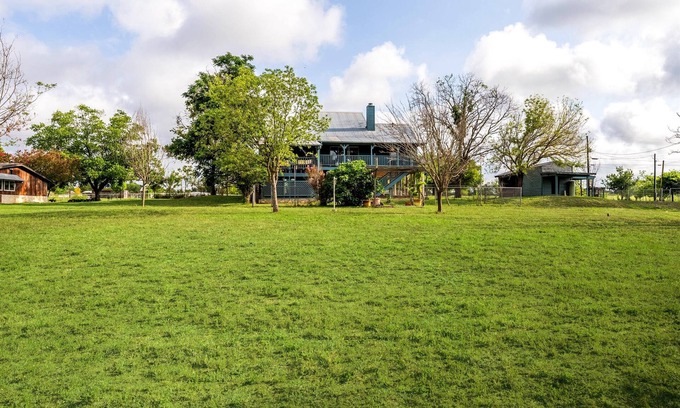 Center Point House | Awesome Comfort River House