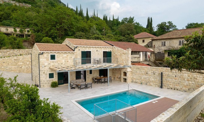 Ljuta House | Awesome home in Gruda