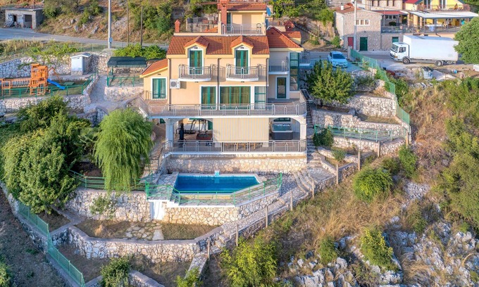 Cavoglave House | Awesome home in Mirlovic Polje