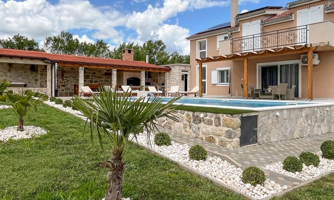 Ruzic House | Awesome home in Ruzic with jacuzzi
