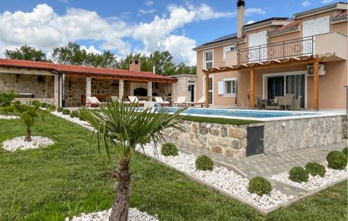 Ruzic House | Awesome Home In Ruzic With Jacuzzi