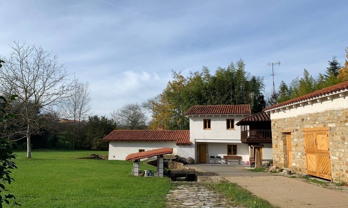 Distrito Rural Este House | Awesome house with a improved water Mill and a large lawn.