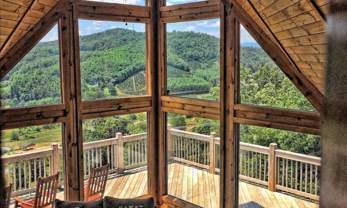 Fleetwood House | AWESOME View 2500 sqft decks 8 person Spa mins to Blue Ridge Pkway & New River