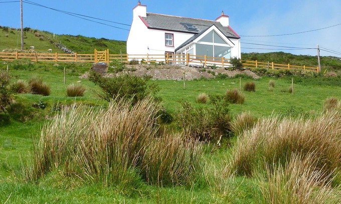 Ballinskelligs House | Awesome Views - Day or Night! - Near Golf & Beaches, Free WiFi