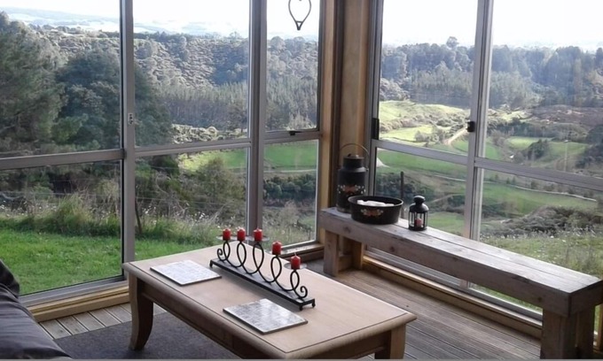 Pyes Pa Cottage | Awesome views Stunning sunsets A quiet relaxing spot only ten minutes from town