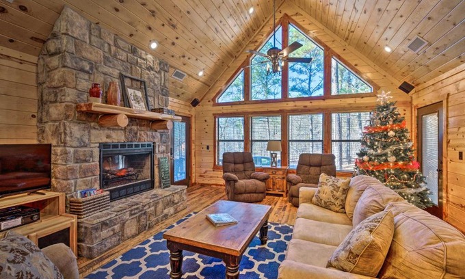 Broken Bow House | Ayatia Cabin with Hot Tub about 5 Mi to Broken Bow Lake!