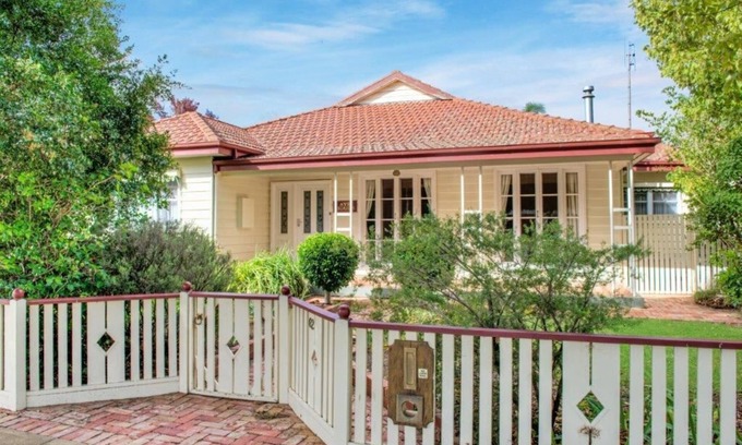 Echuca House | Ayr House - Echuca Holiday Homes