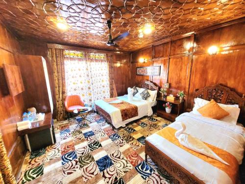 Khattalwada Boat Rental | Aziz Palace Group of Houseboats