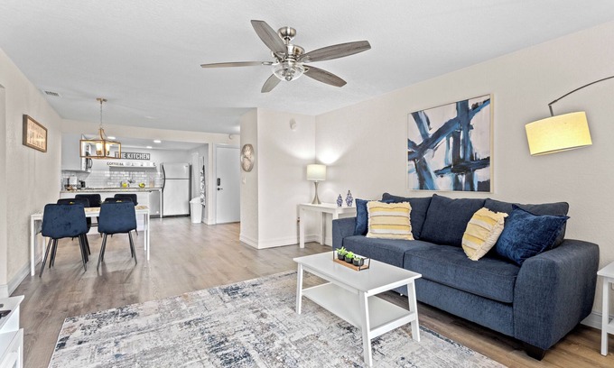 Gulf Gate Estates Apartment | Azure Bliss 2/2, 6 min from Siesta +heated pool