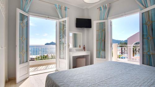 Agios Georgios Pagon Apartment | Azure Mare Studios