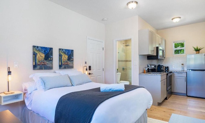Poinciana Park Apartment | Azure - Mins to Las Olas & Beach