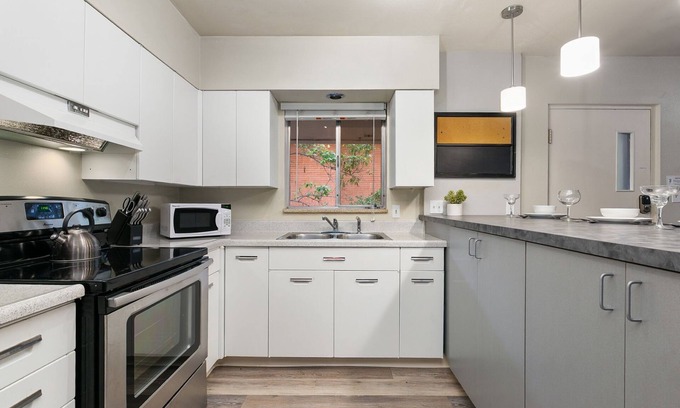 Old Town Condo | Azure Suite Walkable Old Town Condo w/Park View