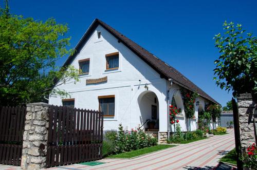 Koveskal House | Bánóporta
