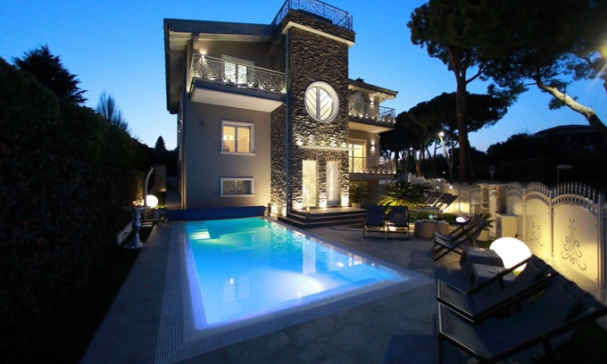 Desenzano del Garda Bed & Breakfast | B&B Bellavista Exclusive in zona centrale con piscina riscaldata e Jacuzzi vista lago LA COLAZIONE viene servita in una pasticceria rinomata ed esclusiva esterna alla struttura