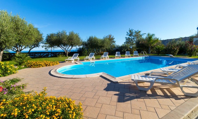Drapia Bed & Breakfast | B&B room with swimming pool