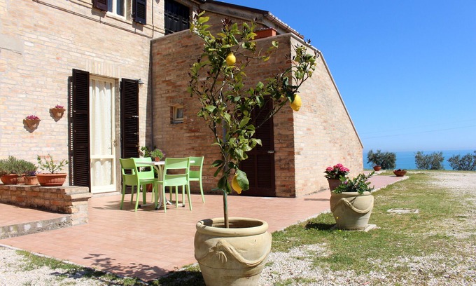 Casabianca di Fermo Bed & Breakfast | B&B The hill on the sea- The sunflowers room