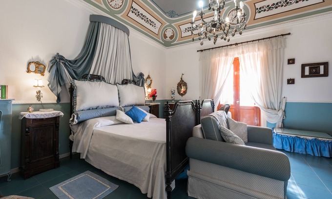 Leni Bed & Breakfast | B&B Villa Pittorino: Master bedroom in Salina cir 19083037C100309