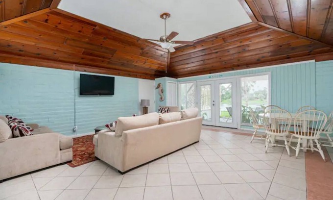 Los Fresnos House | B Relaxing waterfront 3bdrm 2bath countryside home!