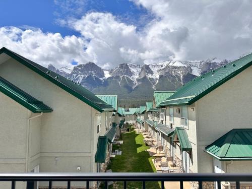 Harvie Heights Apartment | B233 Mountain View 2BD 2BT AC BonFire BBQ Townhome Close to Banff