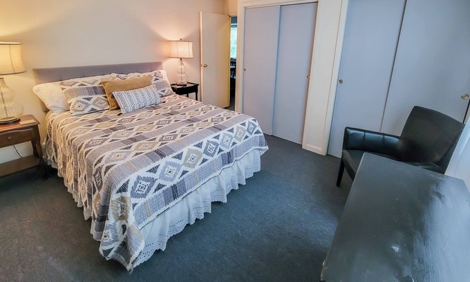 Frederick Apartment | B25 * Comfy 2 BR * WiFi * SmartTV * FULL Kitchen * Parking * Walk Everywhere!