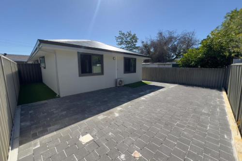 Belmont House | B3 Near Airport - Cozy Home, Walk to Shops & Eats