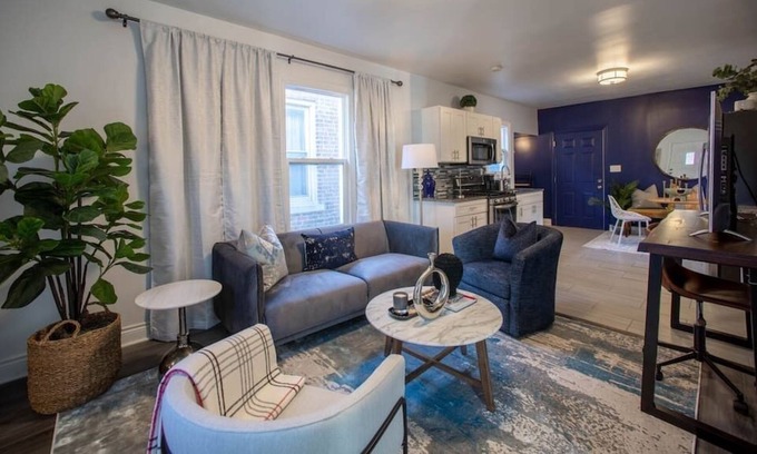 Melrose Park House | Baby Blu 6-Bed | Sleeps 14 | 15 min Chicago/O'hare