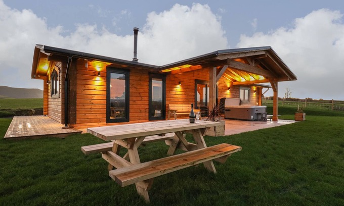 Aberhosan Cottage | BACHEIDDON LOG CABIN, pet friendly, with hot tub in Machynlleth