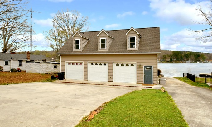 New London House | Back Dat Boat Up Lakehouse