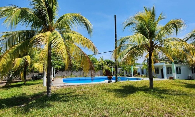 El Hawaii House | Backpackers Hostel Pool and Parking Near Beach