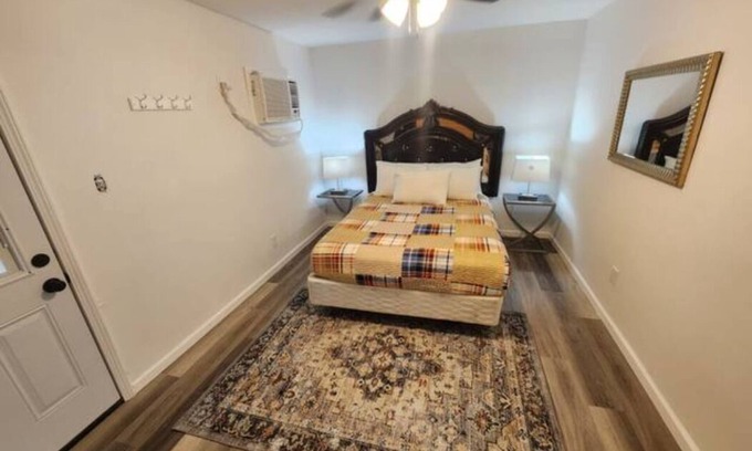 Whitehaven House | Backyard Spacious Guest house perfect for relaxing