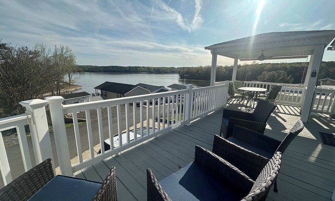 New London House | Badin Shores Resort - Excellent Lake View Home - Pools & Lots of Amenities - Gre